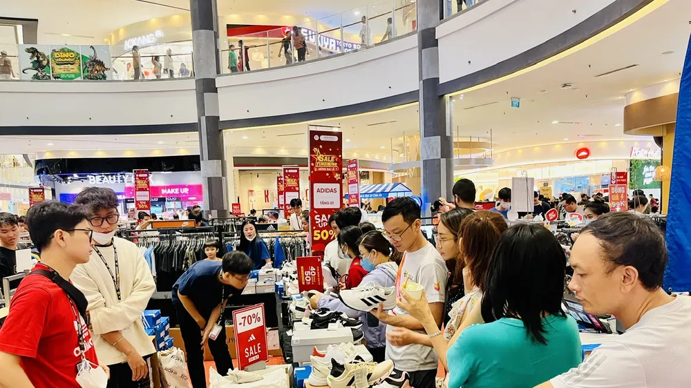 Khách săn hàng giảm giá từ 70-80% tại Aeon Mall Tân Phú nhân dịp nghỉ lễ Quốc khánh 