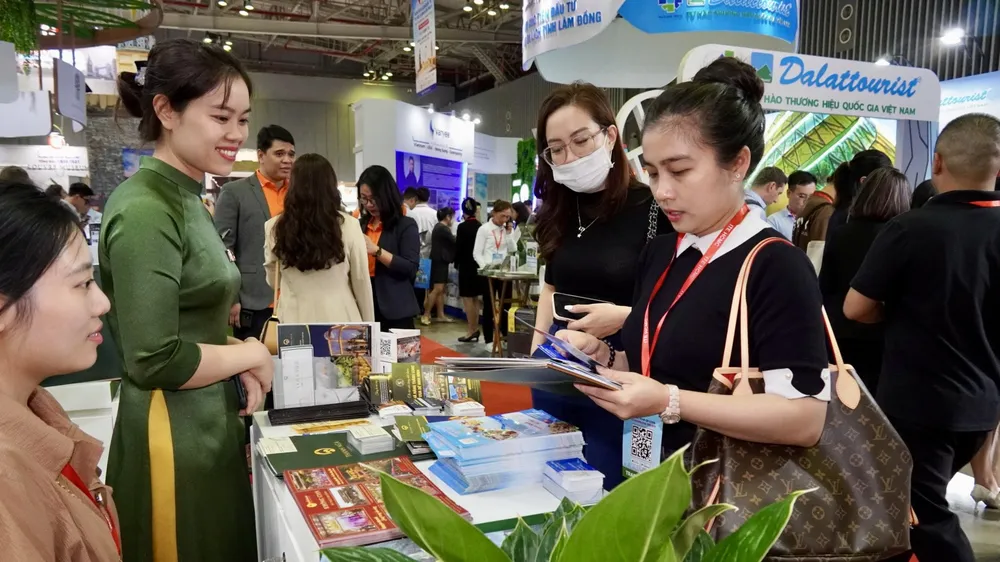 Người mua, người bán tìm hiểu thông tin tại hội chợ . Ảnh: HOÀNG HÙNG