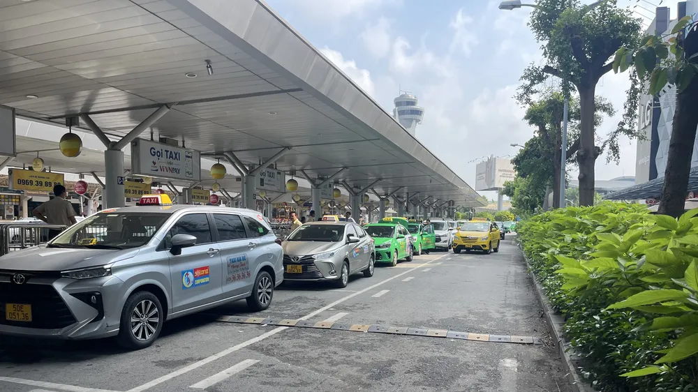 Taxi đón khách tại sân bay Tân Sơn Nhất. Ảnh: THANH HẢI