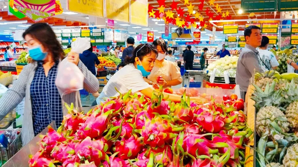 Khách hàng chọn mua thực phẩm, trái cây các loại tại siêu thị Co.opmart trên địa bàn TPHCM