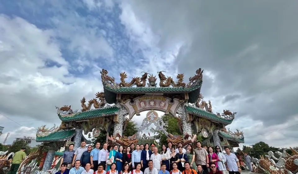 Khách tham quan Phù Châu Miếu tại quận Gò Vấp, TPHCM do TSTtourist tổ chức