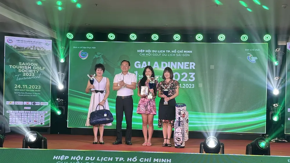 Các nữ golfer Việt Nam và nước ngoài được trao giải tối 24-11