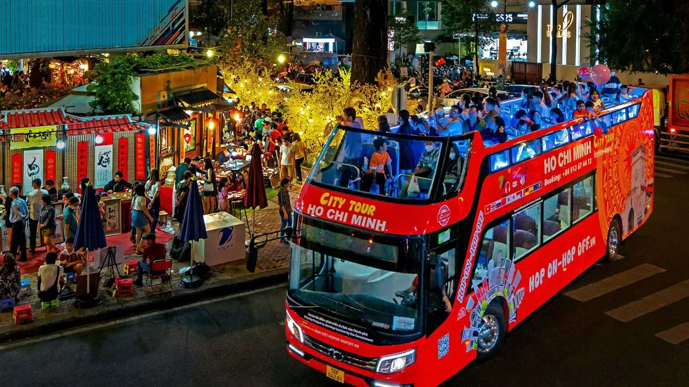 Tour đêm Sài Gòn bằng buýt 2 tầng được khách yêu thích