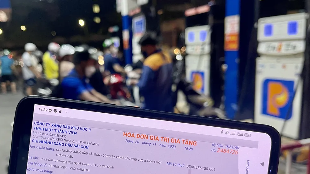 Petrolimex xuất hóa đơn điện tử cho khách mua hàng. Ảnh: HOÀNG HÙNG