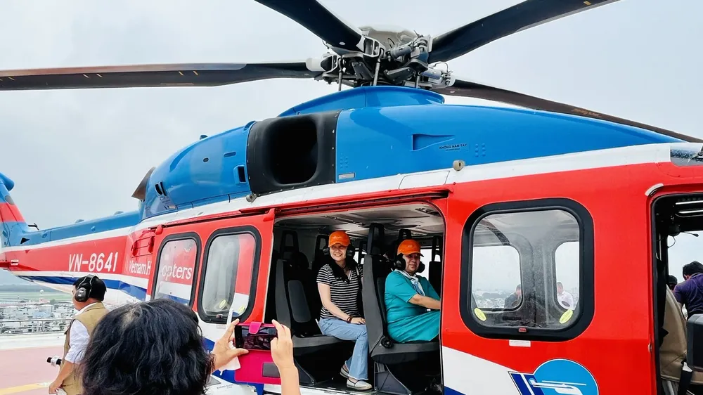 Khách trải nghiệm tour trực thăng tại TPHCM ngày 29-4-2022