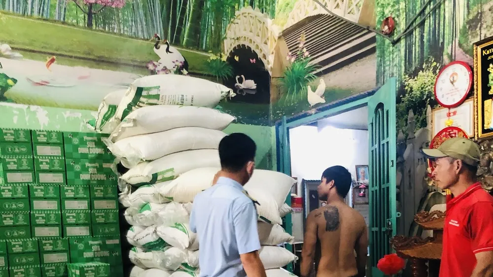 Lực lượng chức năng phát hiện kho hàng đường cát nhập lậu