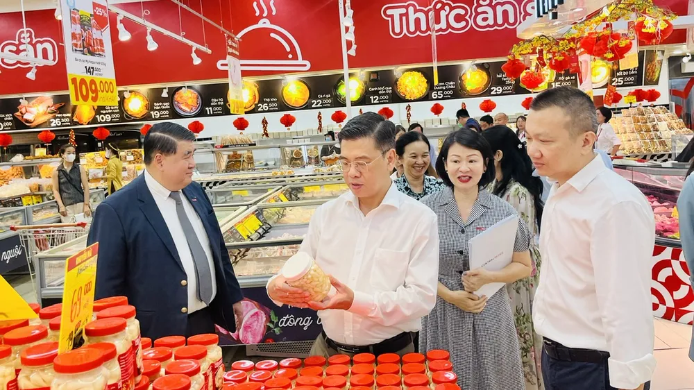 Đoàn khảo sát các mặt hàng đặc sản Tết Nguyên đán, chiều 1-2