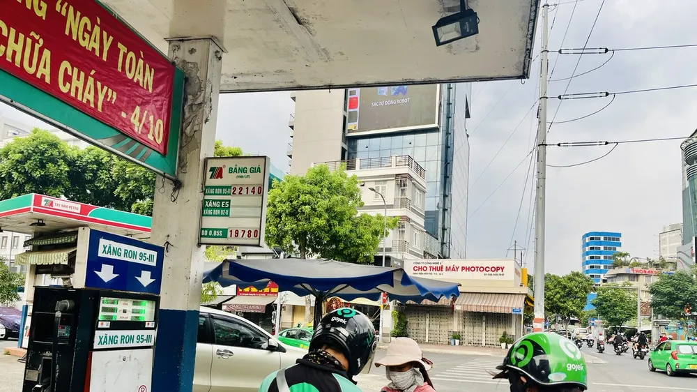 Giá xăng chỉ giảm 14 -20 đồng/lít