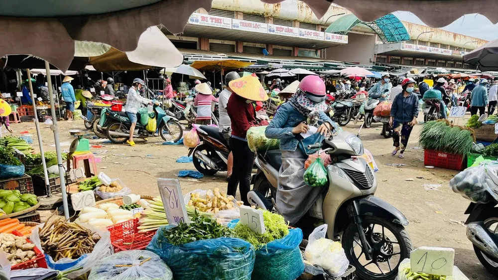 Người dân mua rau củ tươi trong chợ đầu mối Hóc Môn