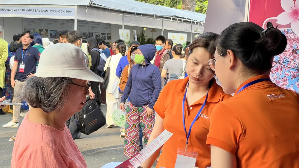 Người dân tìm mua tour tại Lễ hội Việt-Nhật ở TPHCM, ngày 10-3