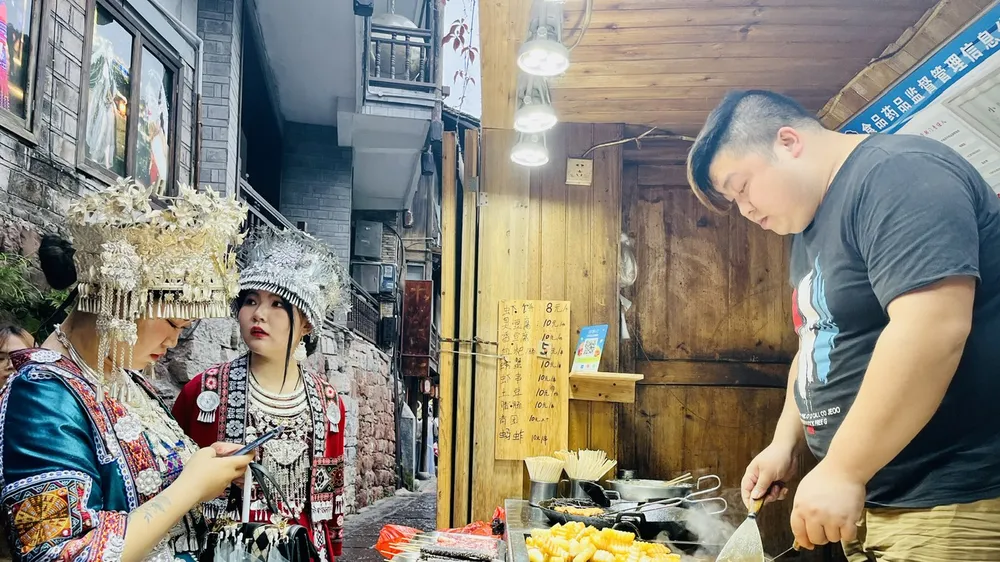 Du khách tìm hiểu về ẩm thực tại trấn cổ ở Trung Quốc