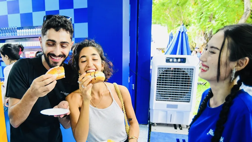 Khách quốc tế thích thú với món bánh mì chấm sữa 