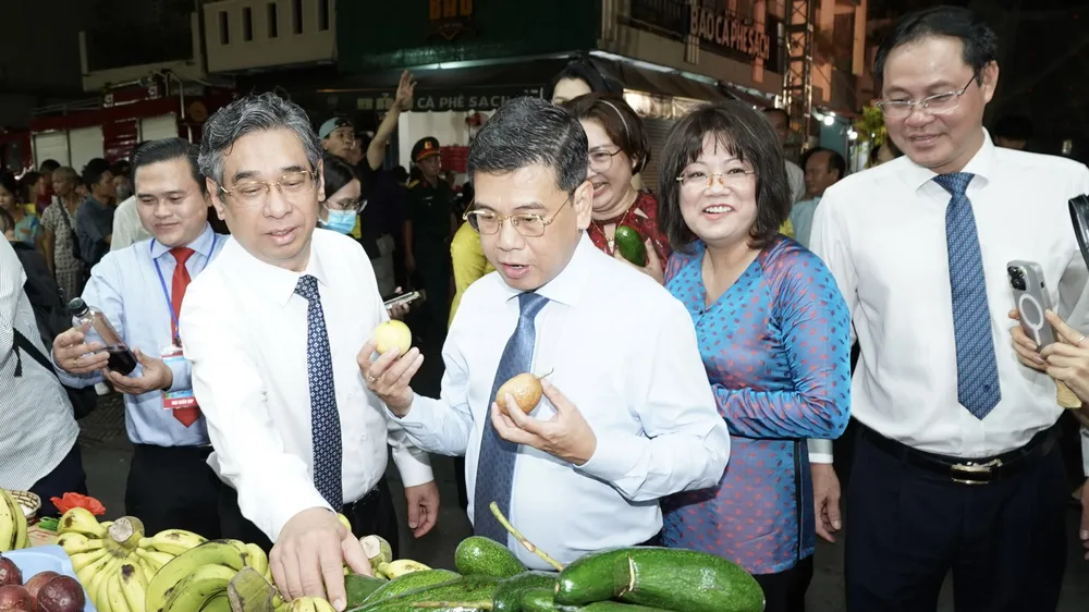 Phó Bí thư Thành ủy TPHCM Nguyễn Phước Lộc cùng các đại biểu tham quan các gian hàng trái cây tối 4-6. Ảnh: HOÀNG HÙNG