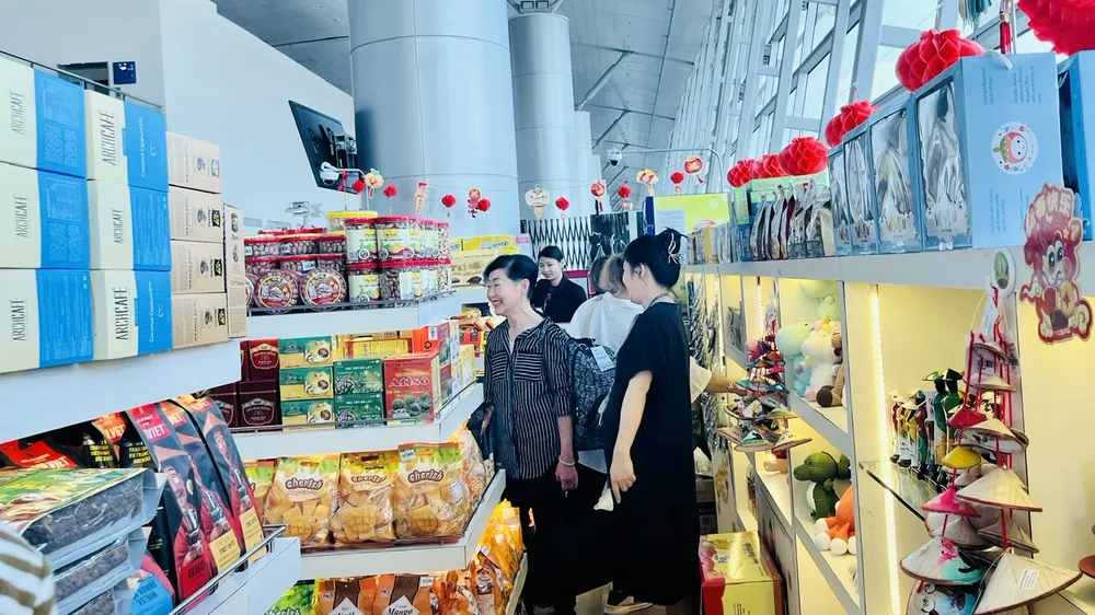 Khách trong nước và quốc tế chọn mua đồ lưu niệm Việt Nam tại sân bay quốc tế Tân Sơn Nhất cuối tháng 5-2024
