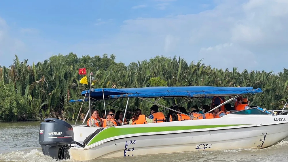 Đoàn khách tham quan sông nước TPHCM sáng ngày 9-8