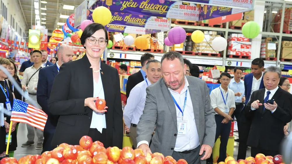 Bà Alexis M.Taylor, Thứ trưởng Bộ Nông nghiệp Mỹ và ông Bruno Jousselin - Tổng Giám đốc MM Mega Market Việt Nam tham quan gian hàng trái cây. Ảnh chụp chiều 9-9