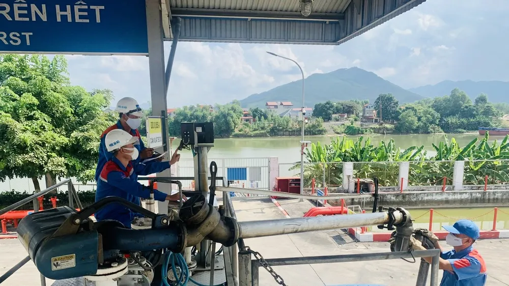 Việc cung ứng xăng dầu đến bà con vùng mưa, bão được PVOIL lên kế hoạch sẵn sàng