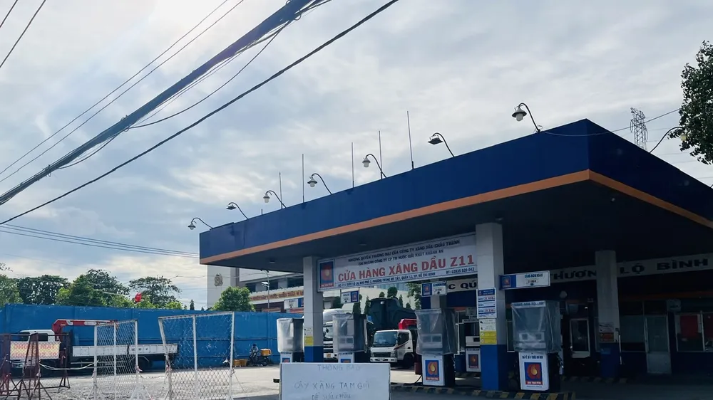 Trưa 25-9, cây xăng Z11 trên đường Quốc lộ 1A, quận 12, TPHCM vẫn treo biển tạm ngưng hoạt động để sửa chữa