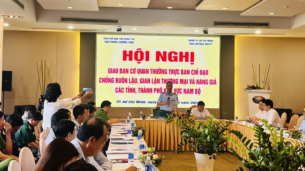 Ông Trương Văn Ba, Cục trưởng Cục Quản lý thị trường TPHCM phát biểu tại hội nghị