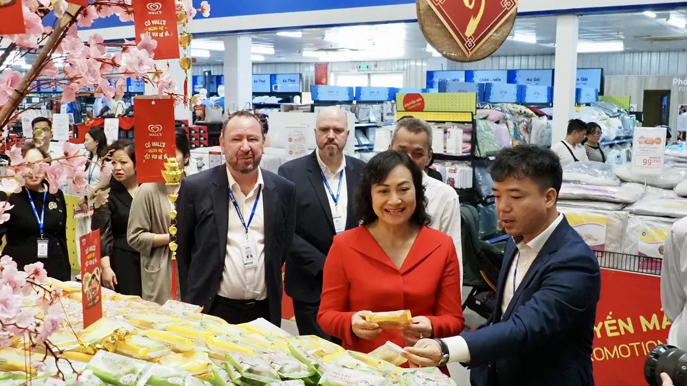 Thứ trưởng Bộ Công thương Phan Thị Thắng khảo sát hàng hóa phục vụ Tết Nguyên đán tại MM Mega Market An Phú (TP Thủ Đức, TPHCM) trưa 13-1