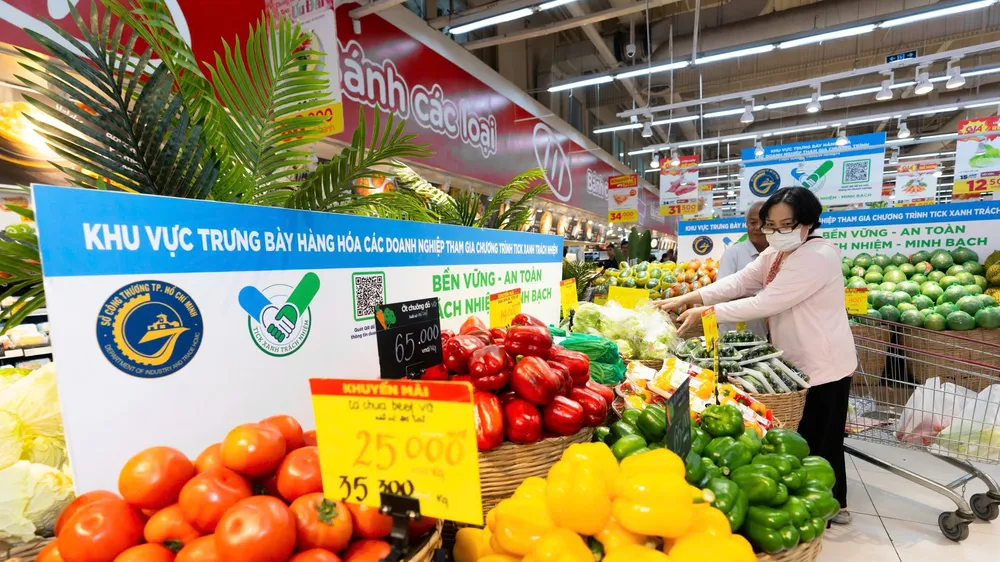 Khách hàng chọn mua hàng tại siêu thị GO! An Lạc ngày 28-2