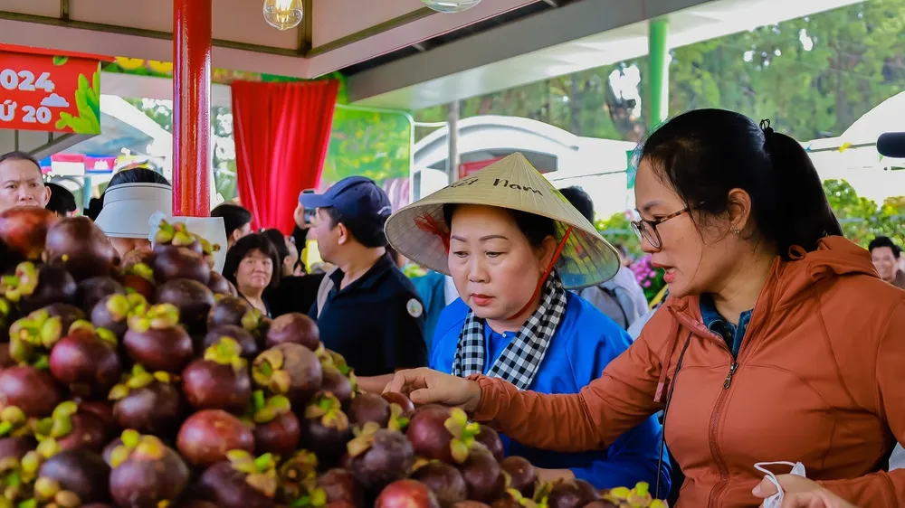 Khách chọn mua măng cụt tại Khu du lịch Suối Tiên