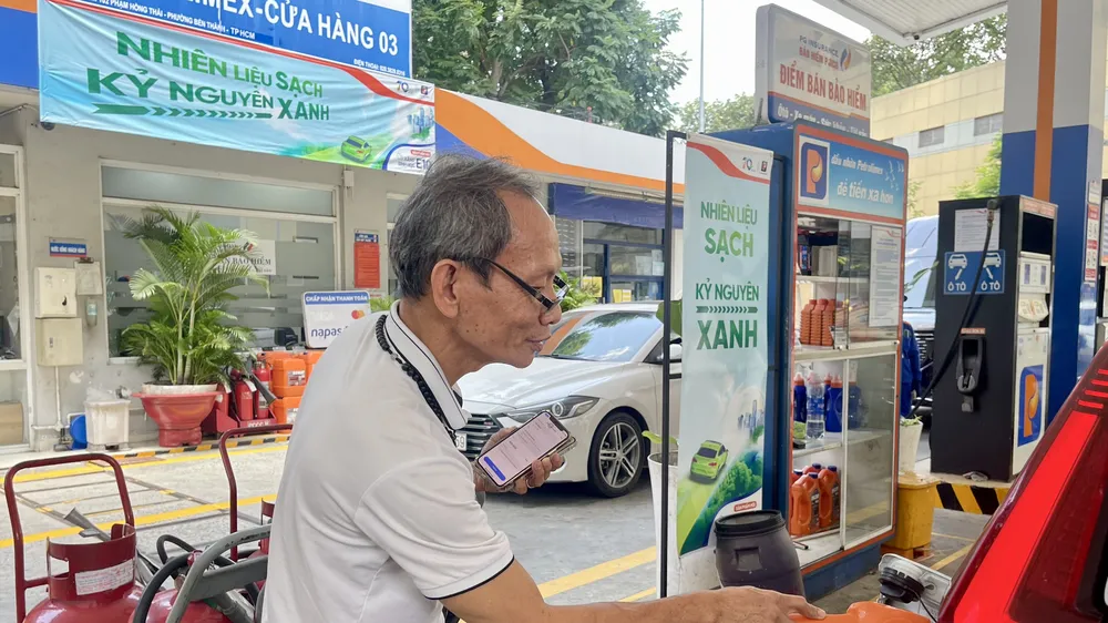 Người dân đổ xăng E10 tại cây xăng Petrolimex trên đường Phạm Hồng Thái, phường Bến Thành, TPHCM. Ảnh: HOÀNG HÙNG