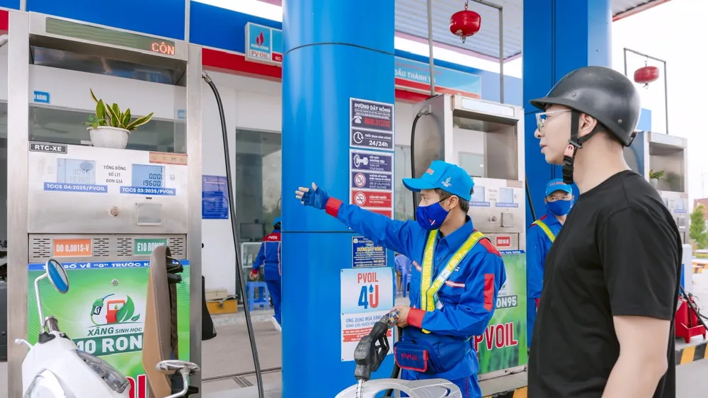 Người tiêu dùng đổ xăng E10 tại cây xăng PVOIL 