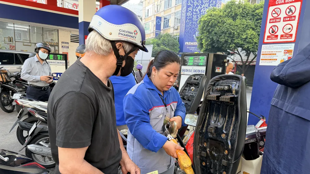 Người dân đổ xăng tại Cửa hàng xăng dầu số 9, phường Bến Thành, TPHCM trong buổi sáng 10-3. Ảnh: HOÀNG HÙNG