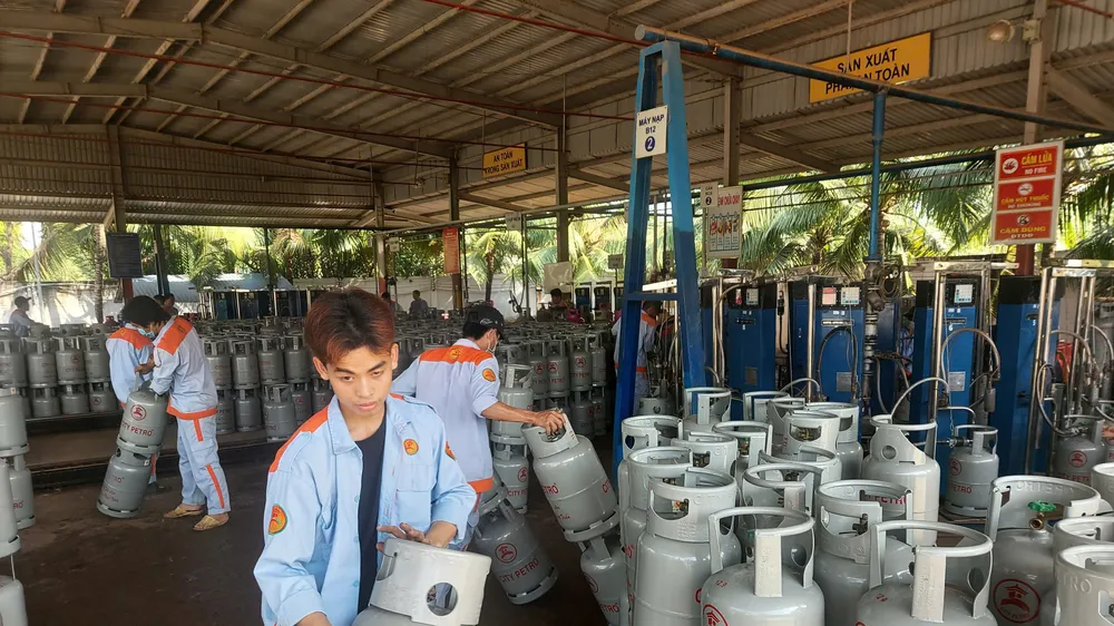 Giá gas bán lẻ đồng loạt giảm