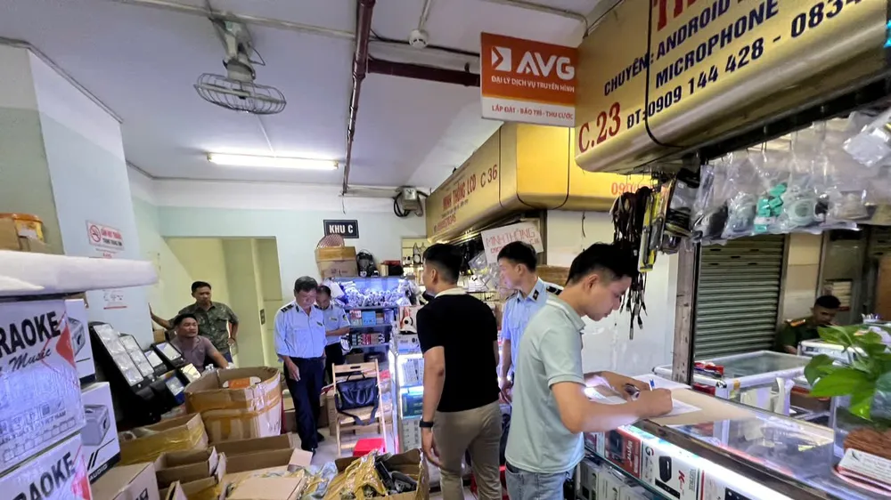 Cơ quan chức năng kiểm tra một điểm kinh doanh đồ điện tử, điện máy