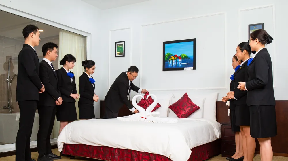 Học viên Trường Trung cấp Du lịch và Khách sạn Saigontourist thực hành nghiệp vụ buồng phòng. Ảnh: STHC