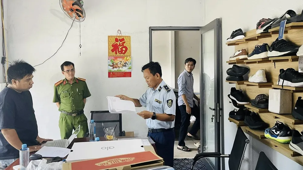 Cơ quan chức năng TPHCM kiểm tra một điểm kinh doanh hàng hóa xâm phạm quyền sở hữu trí tuệ trên địa bàn. Ảnh: KHÁNH HÙNG 