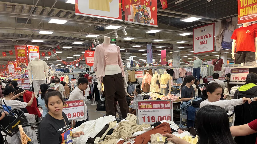 Khách chọn mua quần áo tại siêu thị Emart Phan Văn Trị, TPHCM. Ảnh: THI HỒNG