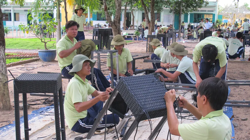 Người cai nghiện ma túy học nghề tại Trường Giáo dục đào tạo và Giải quyết việc làm số 3, nay là Cơ sở điều trị nghiện ma túy số 3 (đóng trên địa bàn tỉnh Bình Dương)