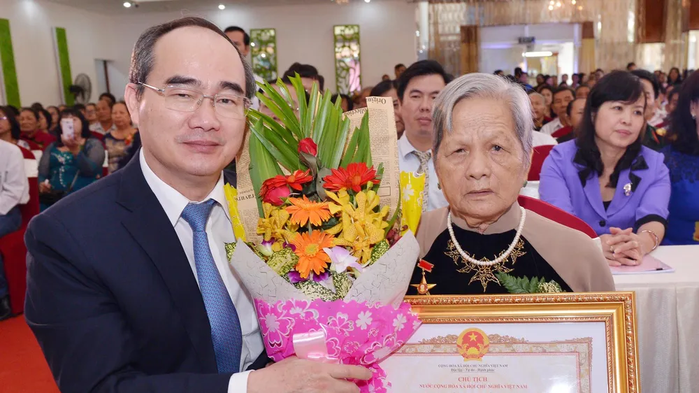 Bí thư Thành uỷ TPHCM Nguyễn Thiện Nhân trao tặng danh hiệu Bà Mẹ VNAH cho mẹ Nguyễn Thị Xây. Ảnh: Việt Dũng