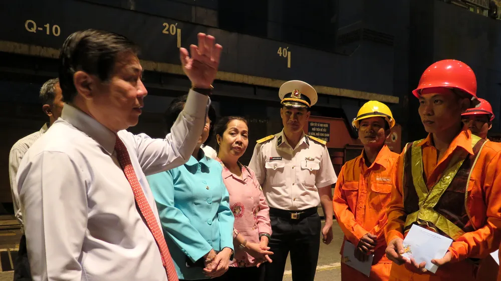 Chủ tịch UBND TPHCM thăm nơi mỗi năm chỉ nghỉ 3 tiếng để đón giao thừa