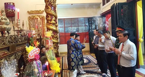 Chủ tịch UBND TPHCM viếng các bậc tiền nhân trước thời khắc Giao thừa 2018