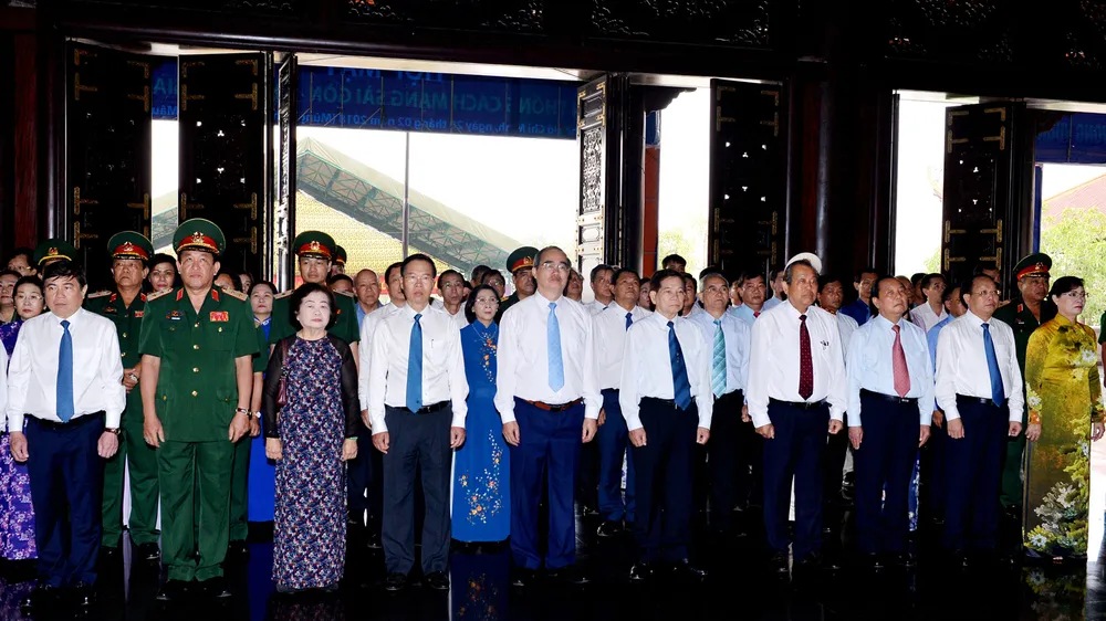 Các đồng chí lãnh đạo Đảng, Nhà nước, TPHCM viếng Đền Gia Định. Ảnh: VIỆT DŨNG
