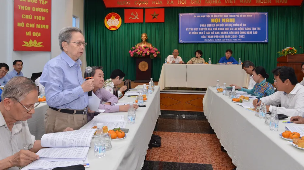 GS.TS Nguyễn Ngọc Giao, Chủ tịch Liên hiệp các Hội Khoa học kỹ thuật TPHCM góp ý đề án thu hút nhân tài cho TPHCM. Ảnh: VIỆT DŨNG 