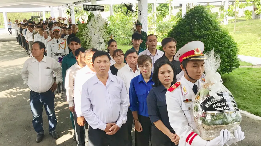 Nhiều gia đình trong cả nước đến viếng bác Sáu Khải tại tư gia