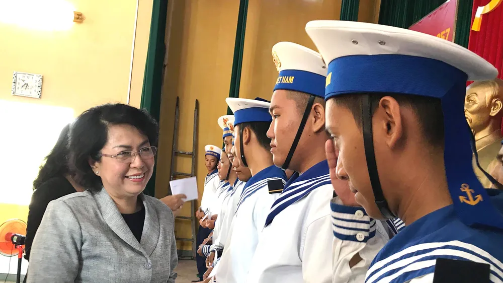 Thăm, tặng quà chiến sĩ hải quân