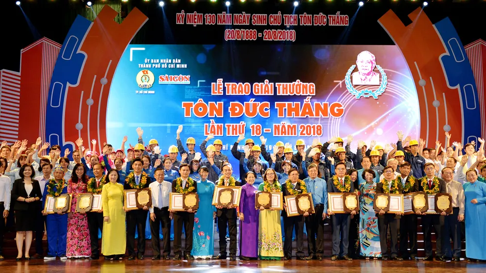 Các đồng chí lãnh đạo TPHCM, đồng nghiệp chúc mừng các điển hình đạt giải Tôn Đức Thắng năm 2018. Ảnh: VIỆT DŨNG