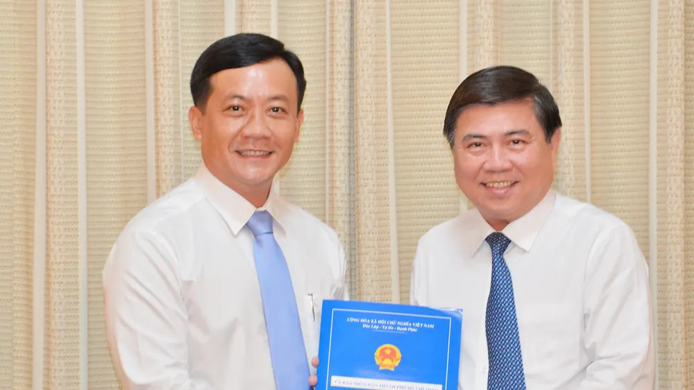 Đồng chí Hà Phước Thắng nhận quyết định Chánh văn phòng UBND TPHCM. Ảnh: VIỆT DŨNG