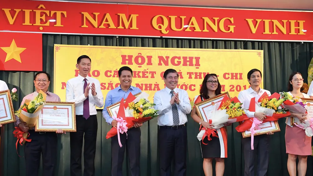 Chủ tịch UBND TPHCM Nguyễn Thành Phong và Phó Chủ tịch UBND Trần Vĩnh Tuyến tặng bằng khen cho các doanh nghiệp. Ảnh: VIỆT DŨNG