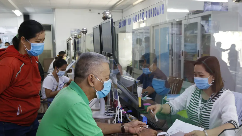 Công chức TPHCM giảm thu nhập tăng thêm nhằm chia sẻ người dân lúc phòng, chống dịch Covid-19
