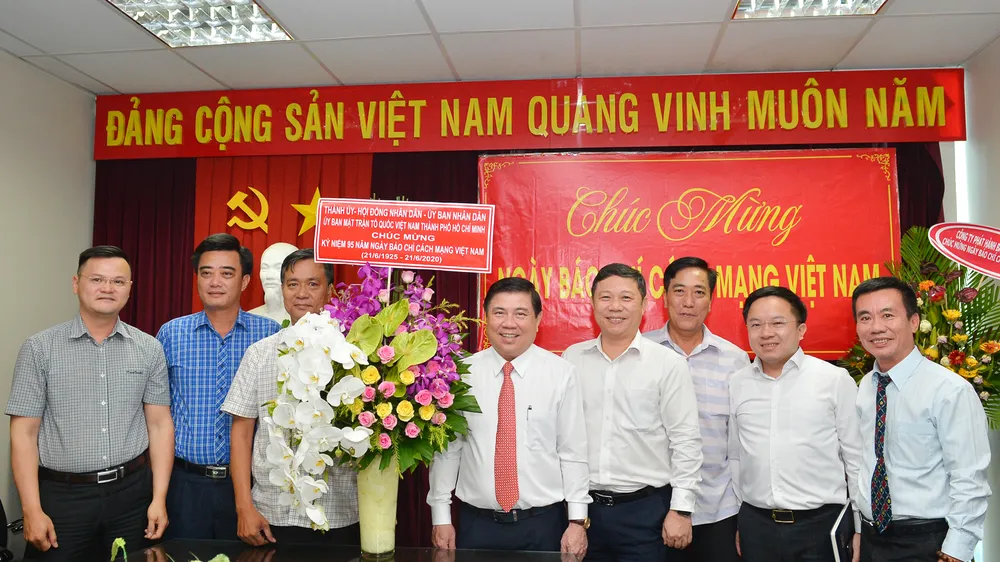 Chủ tịch UBND TPHCM Nguyễn Thành Phong thăm Tạp chí Cộng Sản. Ảnh: VIỆT DŨNG