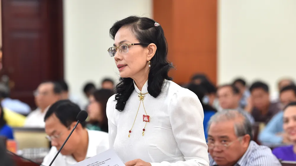Đại biểu Nguyễn Thị Kim Dung phát biểu trong phiên thảo luận, sáng 10-7-2020. Ảnh: VIỆT DŨNG