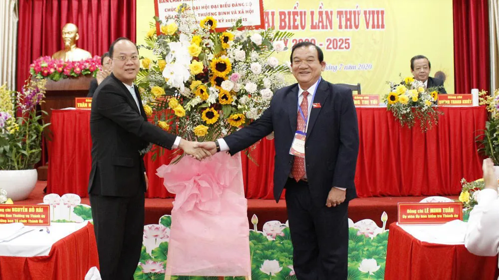 Đồng chí Nguyễn Hồ Hải, Trưởng Ban Tổ chức Thành ủy TPHCM tặng lẵng hoa chúc mừng đại hội