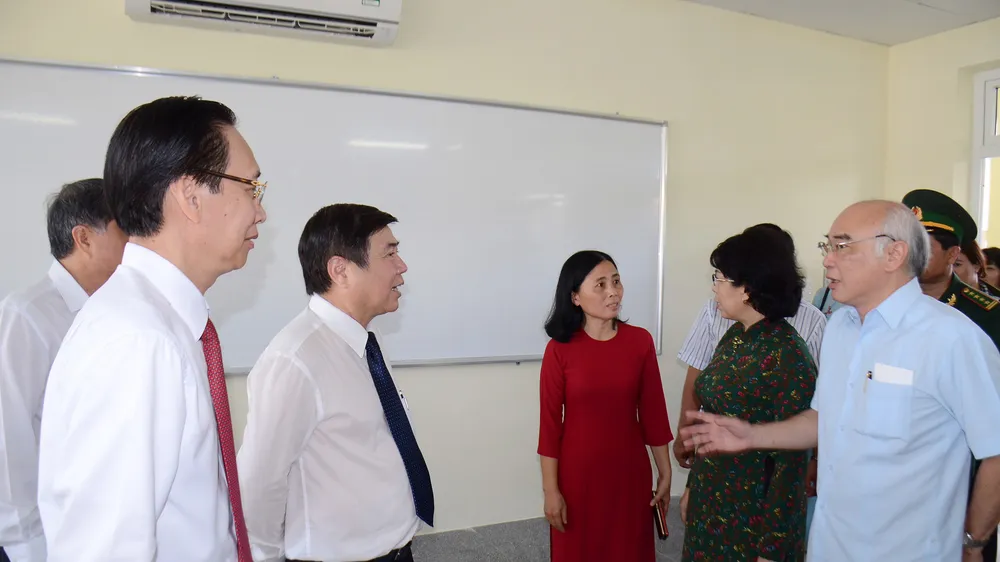 Lãnh đạo TPHCM thăm hỏi gia đình chính sách và tặng thiết bị trường học tại Côn Đảo